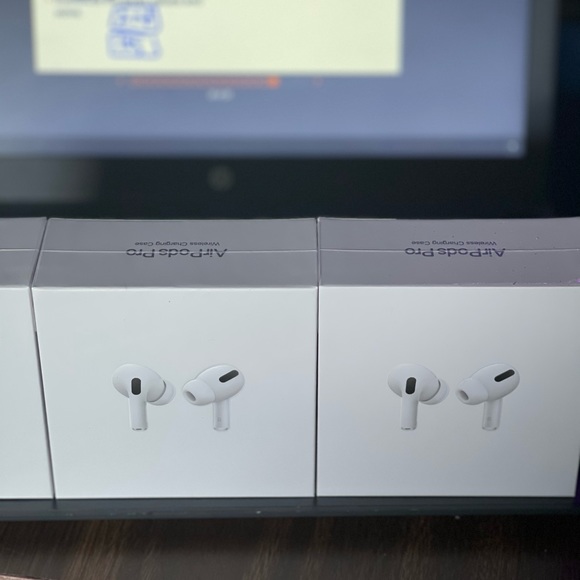 AirPods Pros - Picture 3 of 5